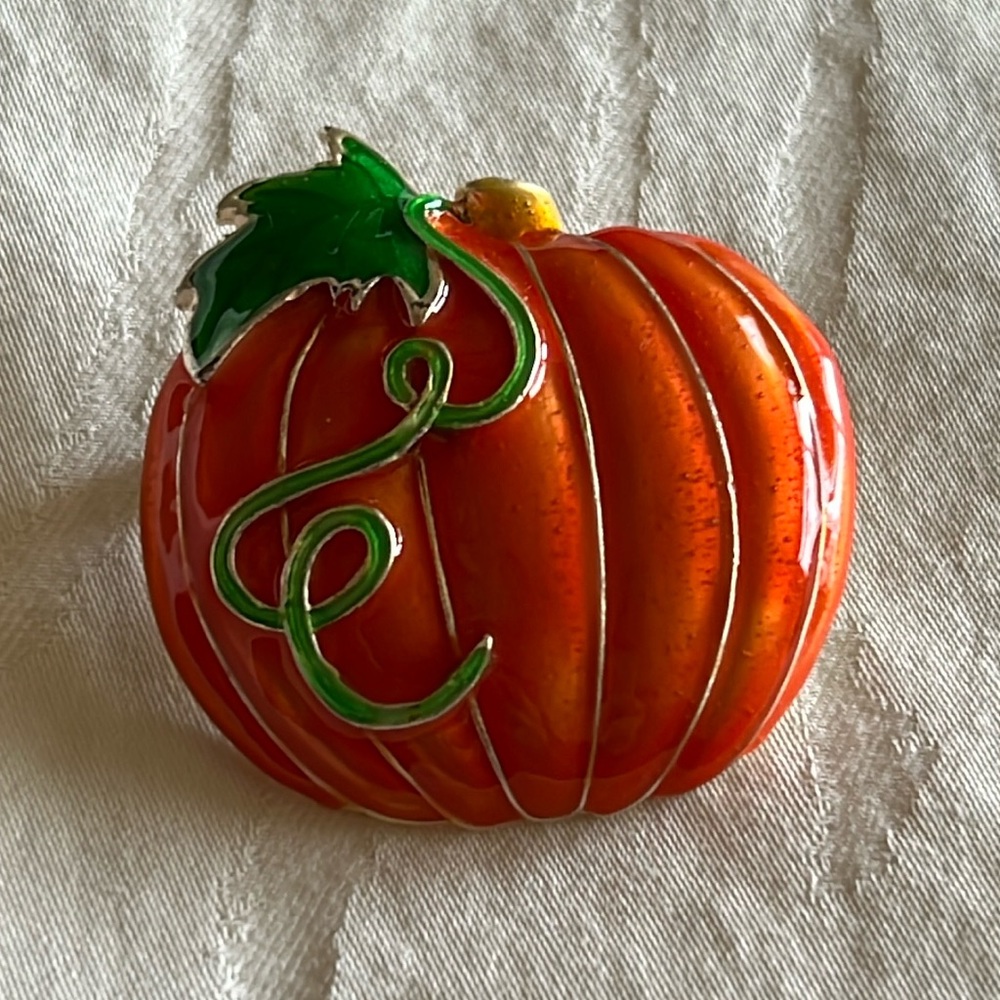Vintage 80’s enamel pumpkin brooch